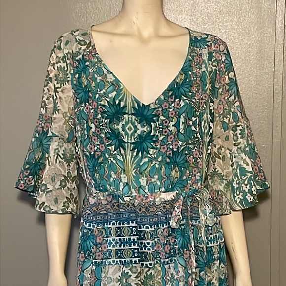 avenue, floral, maxi dress. Size 16 - Picture 2 of 13